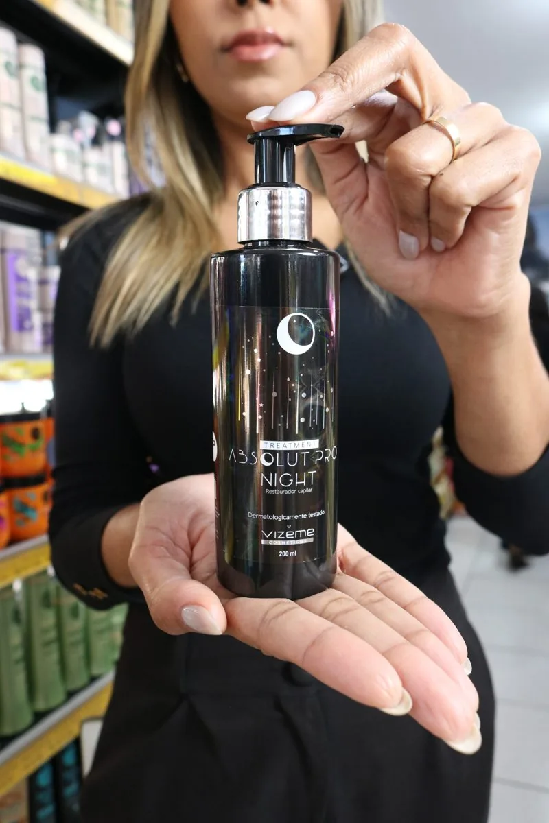 Detalhe de produto de tratamento capilar sendo apresentado
